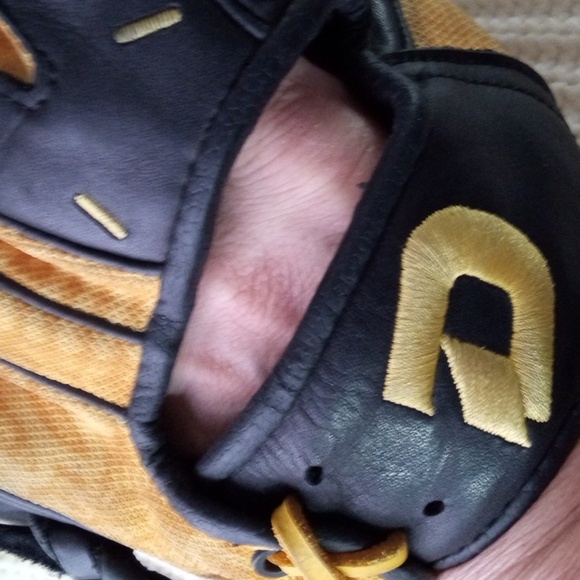 DeMarini Rouge Baseball Mitt - Picture 13 of 15